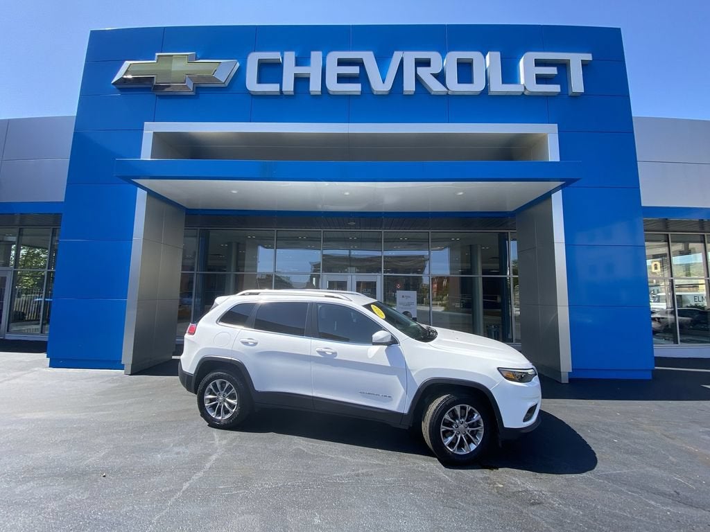 2019 Jeep Cherokee Latitude Plus 4x4 in White — front three-quarter view