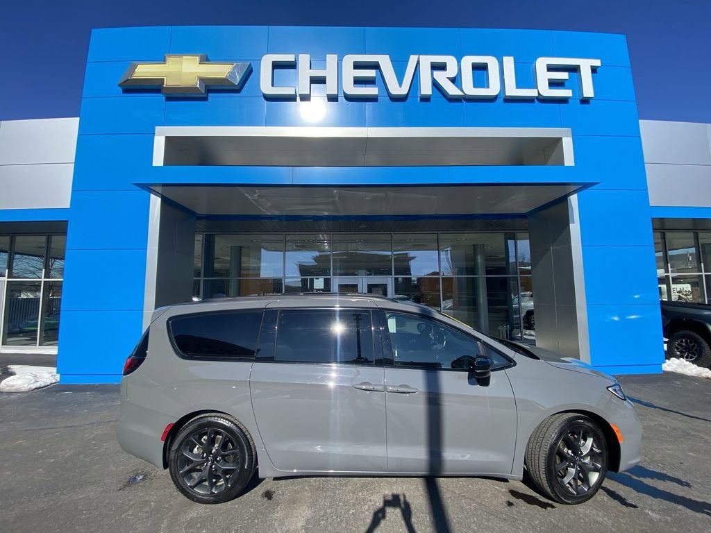 2025 Chrysler Pacifica Limited in Gy — front three-quarter view
